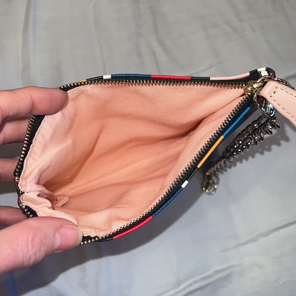 GUESS WRISTLET ACCESSORY TO BACKPACK STRIPED w ZIPPER AND CHAIN STRAP - Picture 6 of 8